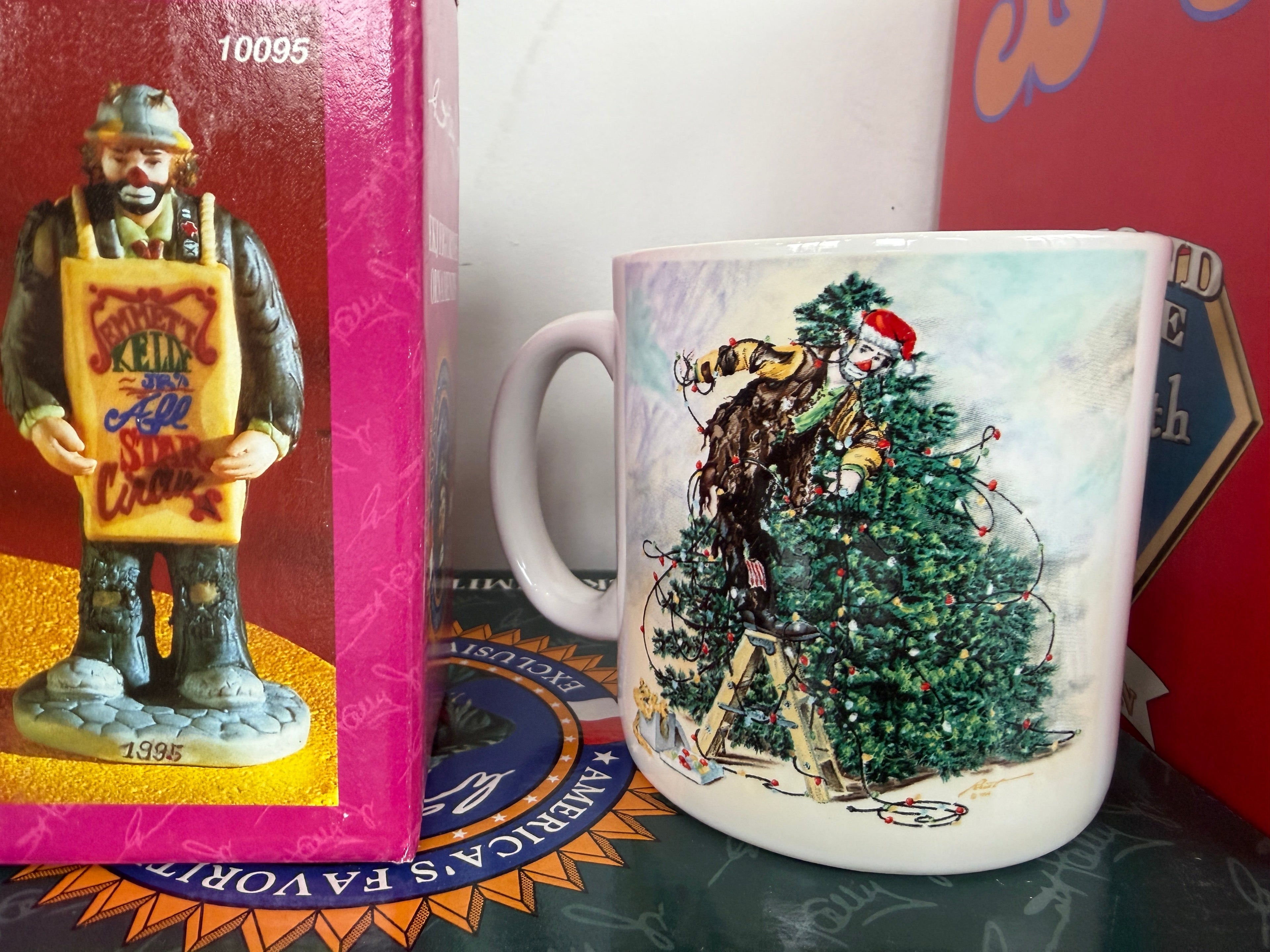 Vintage Emmett Kelly Jr. Christmas Tree Mug – Flambro collectible, clown decorating tree with lights