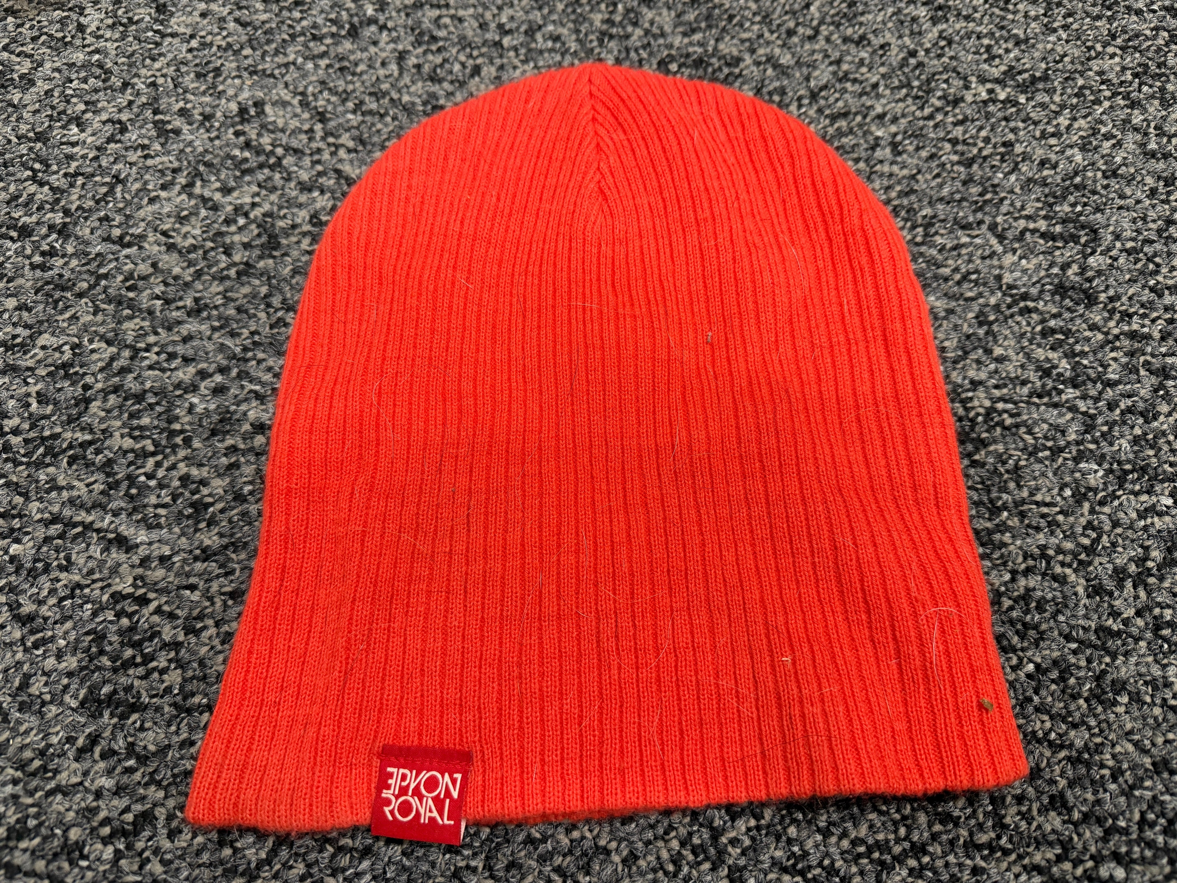 Nyon Royal red ribbed beanie – woven label detail